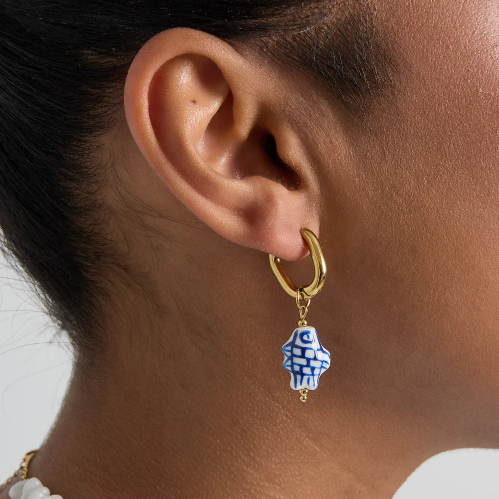 Goudkleurige hoops met blauw-wit visje oorbellen