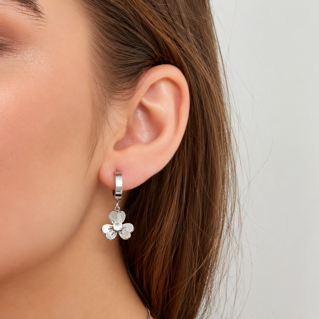 Oorbellen Bloem met Strass – Zilver oorbellen