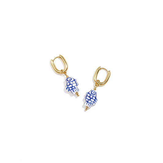 Goudkleurige hoops met blauw-wit visje oorbellen