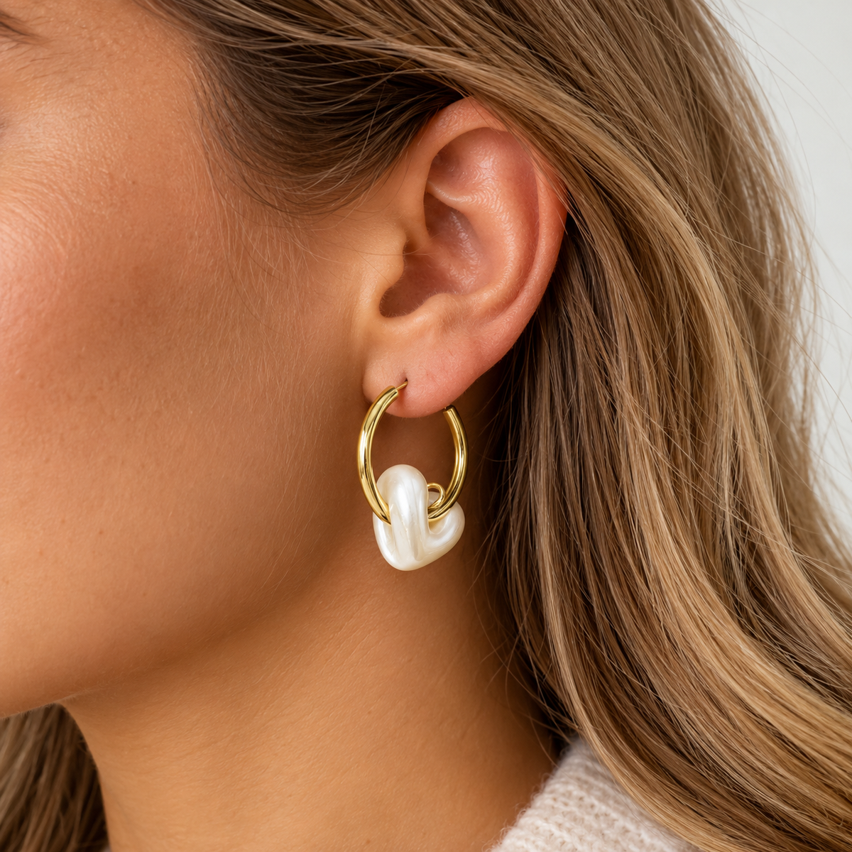 Hoops Met Wit Hart - Goud Oorbellen